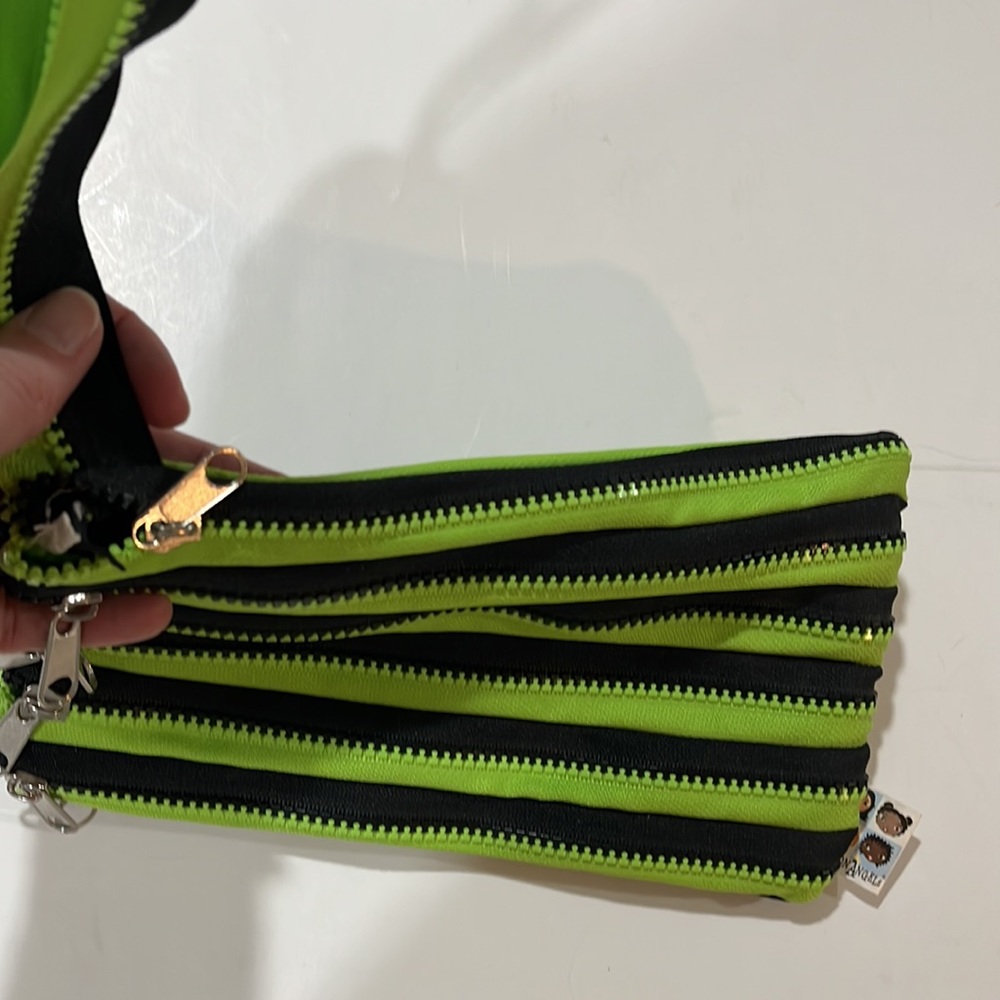 Zippered wristlet-clutch - Picture 6 of 10